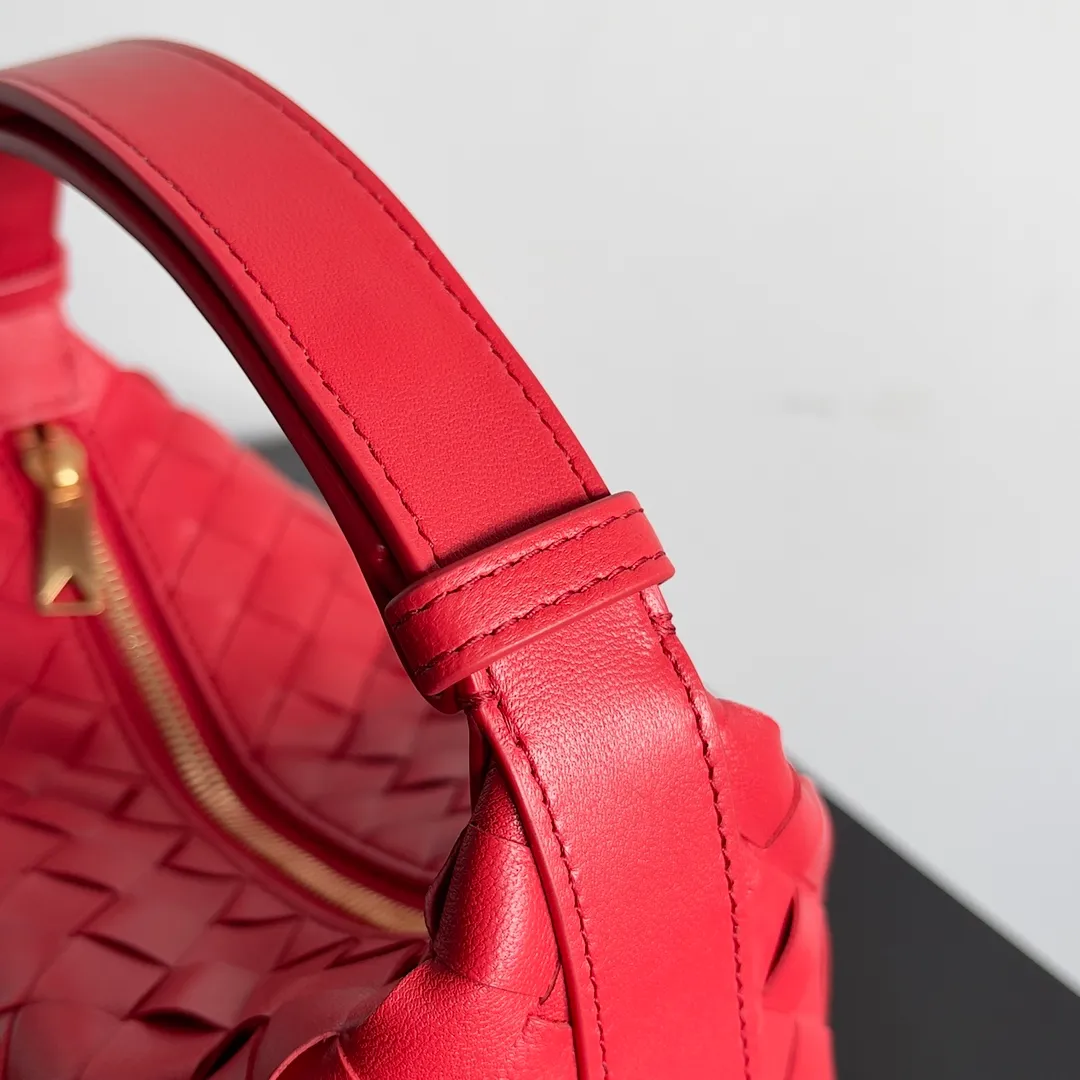 Batch 1360 It is predicted that BV Bottega’s lunch bag will be popular again this year. The entire bag is made of top nappa lambskin, which is very soft and lightweight. It also uses the intrecciato weaving process that the two founders spent several months developing from the beginning of the brand. It is completely hand-woven by Italian craftsmen. It perfectly reflects the craftsmanship of Bottega. The entire bag shape is also a very practical and popular lunch box bag type. The slightly curved arc of the bag mouth can also better fit our wrists. Style number: 754443 Size: 22*13*9